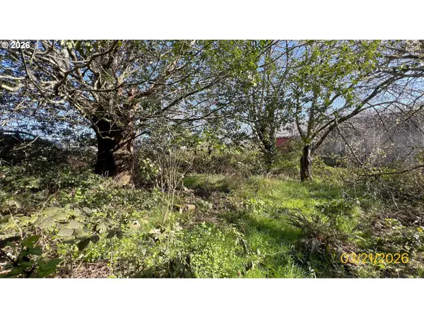 806 RAILROAD AVE, Myrtle Point, OR 97458