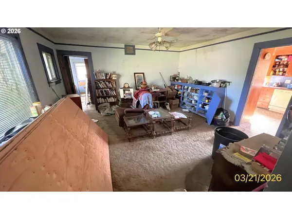 806 RAILROAD AVE, Myrtle Point, OR 97458