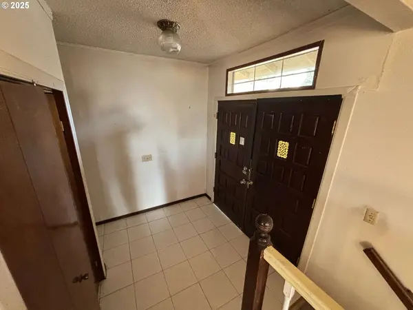 6571 OAKRIDGE DR, Gladstone, OR 97027