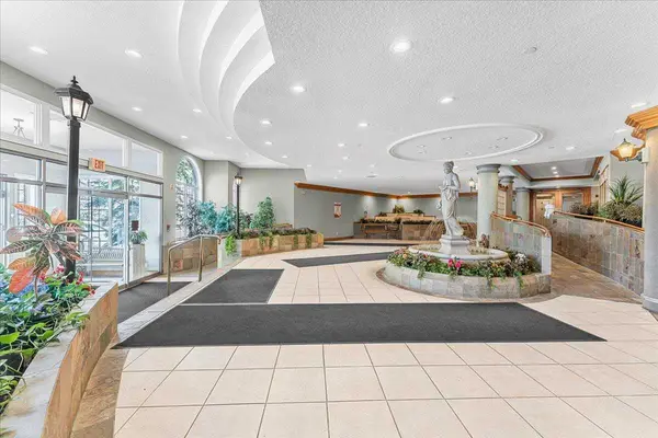 200 Lincoln WAY SW #302, Calgary, AB T3E 7G7