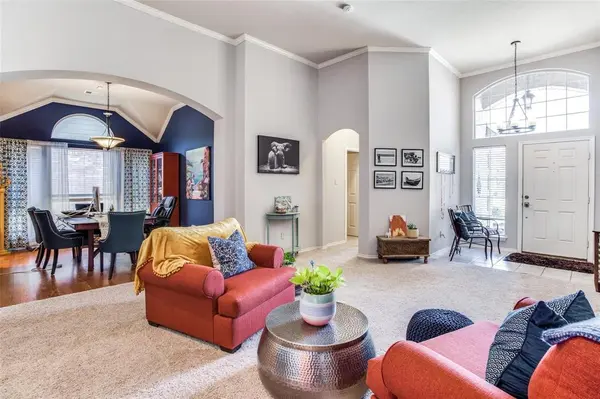 615 Delores Drive, Grand Prairie, TX 75052