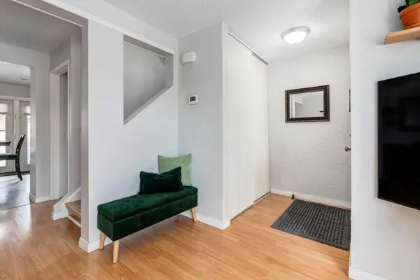 955 Erin Woods DR SE, Calgary, AB T2B 2W4