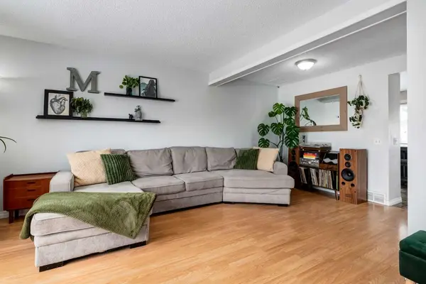 955 Erin Woods DR SE, Calgary, AB T2B 2W4