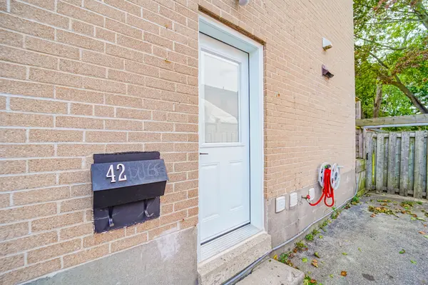 42 Pixley CRES, Toronto E10, ON M1E 3G6