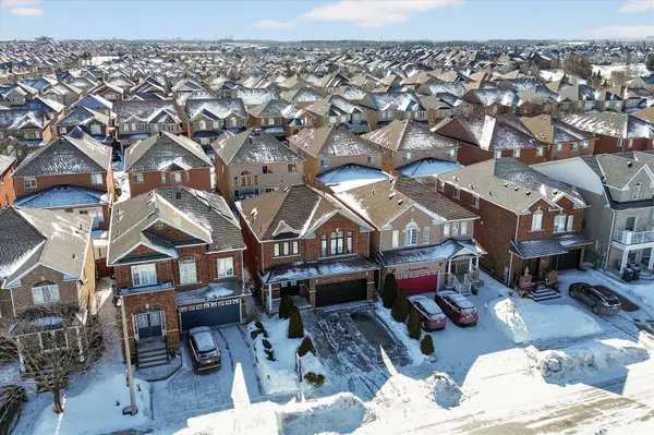 9 Invitational RD, Brampton, ON L6P 2H1