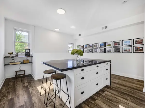 96 Tecumseth ST, Toronto C01, ON M6J 2H1