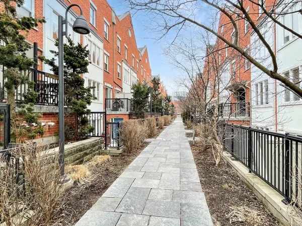 29 Florence Wyle LN, Toronto E01, ON M4M 3E7