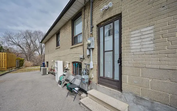 24 Loney AVE #Lower Level, Toronto W05, ON M3L 1E9