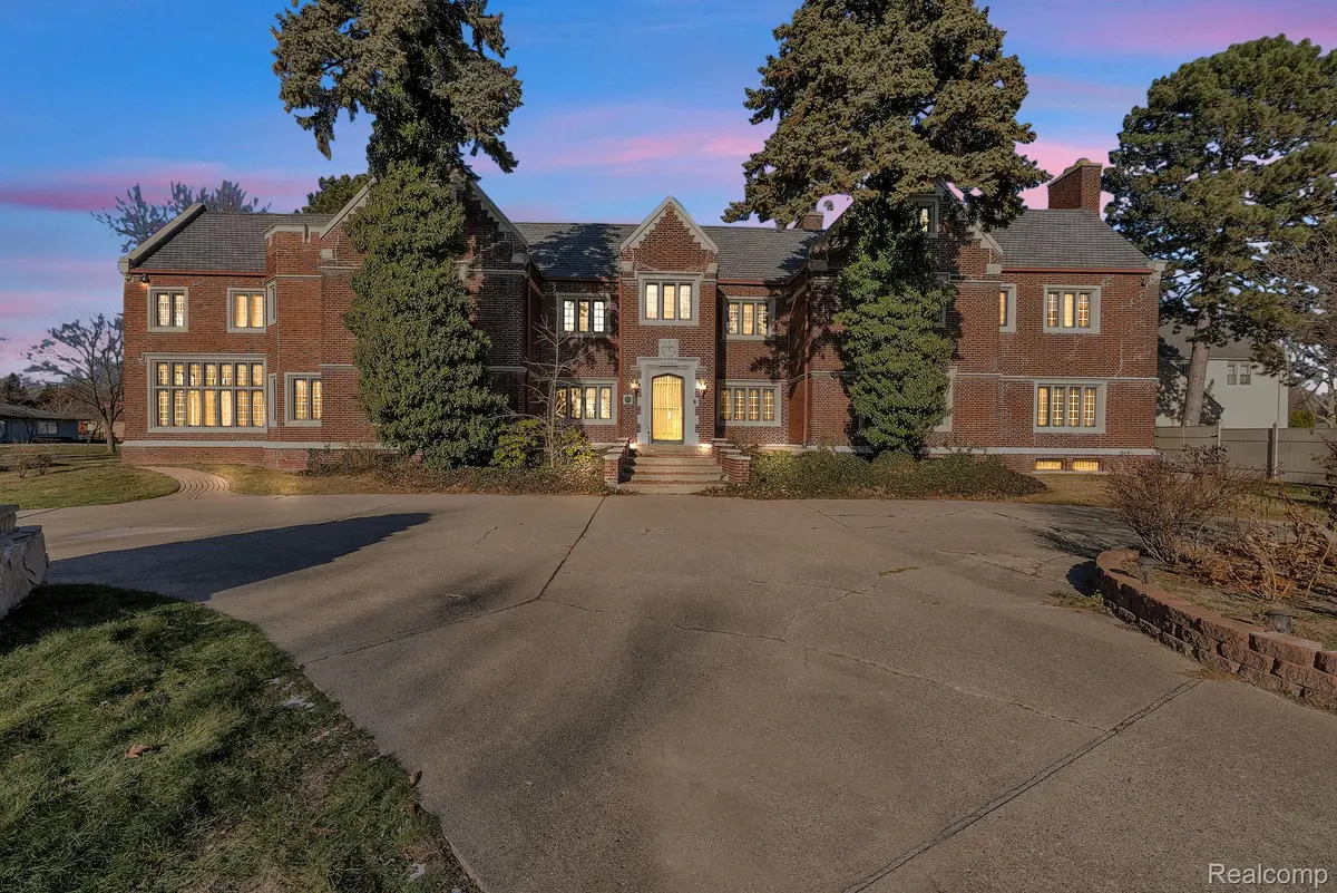 16761 E Jefferson AVE, Grosse Pointe Park, MI 48230