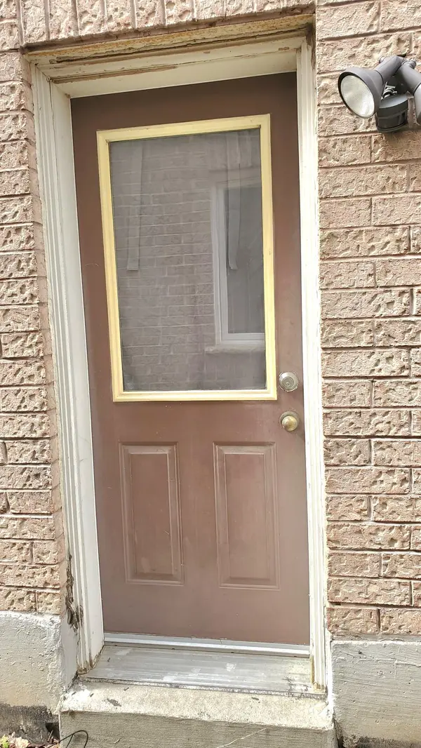 23 Robideau PL #BSMT, Whitby, ON L1R 3G6