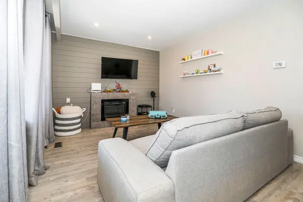 437 Sedan CRES, Oshawa, ON L1H 3G4