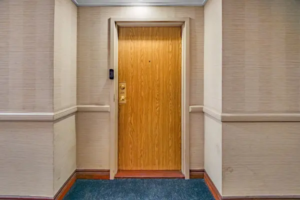 1360 Rathburn RD E #206, Mississauga, ON L4W 4H4