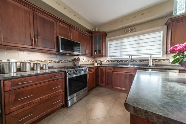 325 Hillsdale RD, Welland, ON L3C 7M2