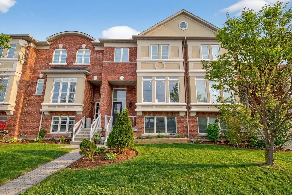 193 Zokol DR, Aurora, ON L4G 0B8