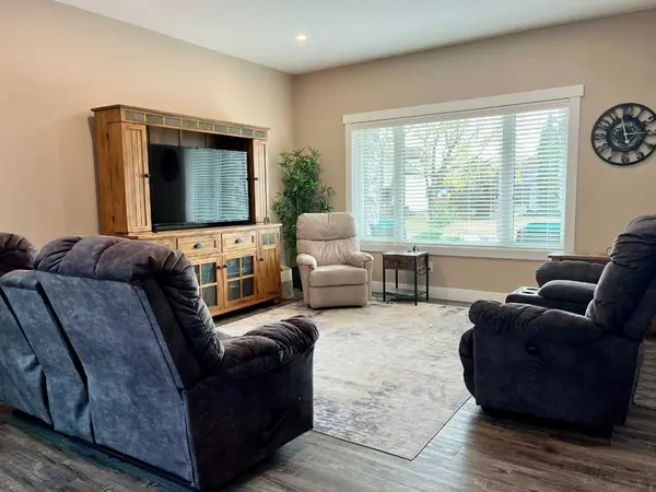 5132 54 AVE, Viking, AB T0B 4N0