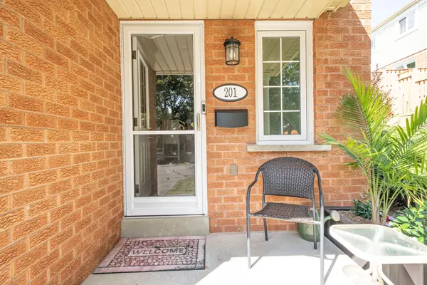 10 Bassett BLVD #201, Whitby, ON L1N 9C8