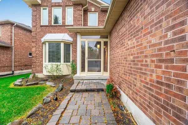 86 Dina RD, Vaughan, ON L6A 1L7