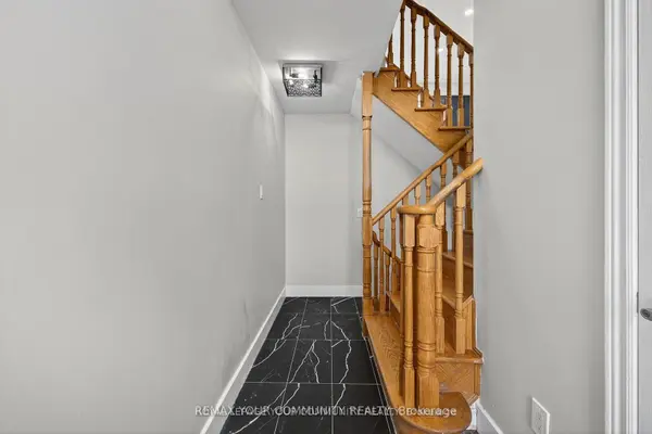 193 Zokol DR, Aurora, ON L4G 0B8