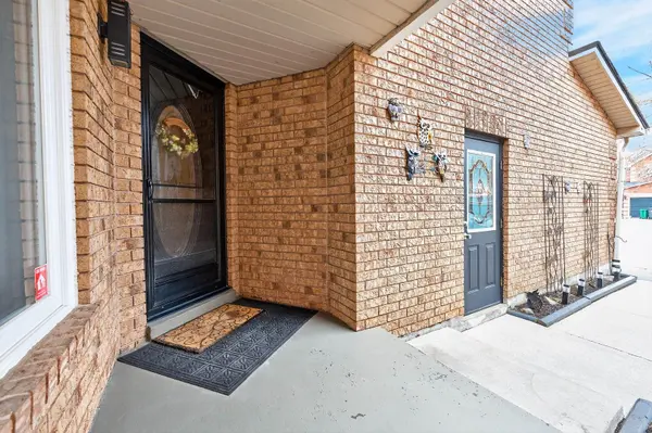 3753 Densbury DR, Mississauga, ON L5N 6Z2