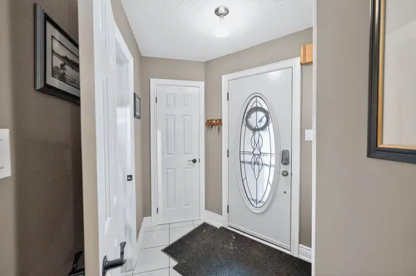 3753 Densbury DR, Mississauga, ON L5N 6Z2