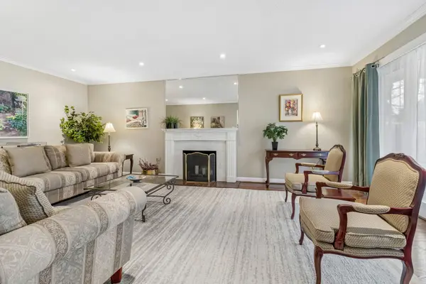 24 Tettenhall RD, Toronto W08, ON M9A 2C3