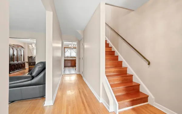 1142 Alexandra AVE, Mississauga, ON L5E 2A5