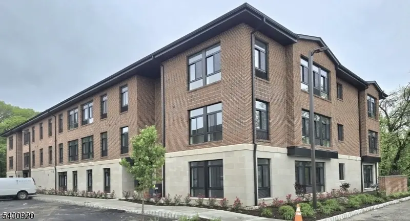 135 Fairfield Rd #204, Fairfield Twp., NJ 07004