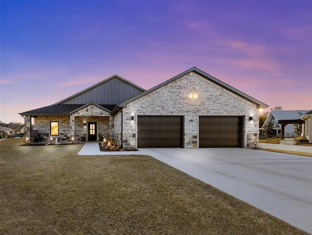 502 S Bay Court, Runaway Bay, TX 76426