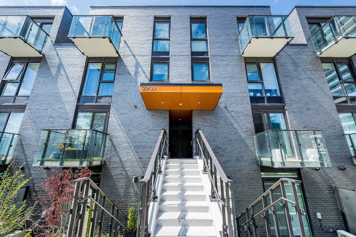 10 Brin DR #24, Toronto W08, ON M8X 0B3