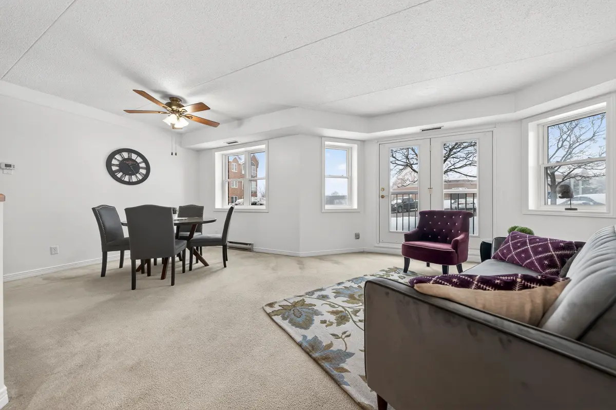 208 Silvercreek Pkwy N #103, Guelph, ON N1H 8H2