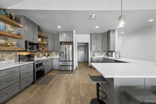 502 S Bay Court, Runaway Bay, TX 76426