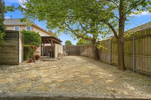 1024 Choke Cherry Lane, Crowley, TX 76036