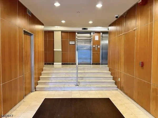 60 Parkway Dr #10G, East Orange City, NJ 07017