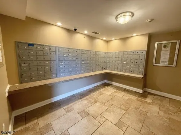 60 Parkway Dr #10G, East Orange City, NJ 07017