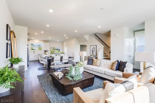 79 Eastwood Ter #79, East Hanover Twp., NJ 07936