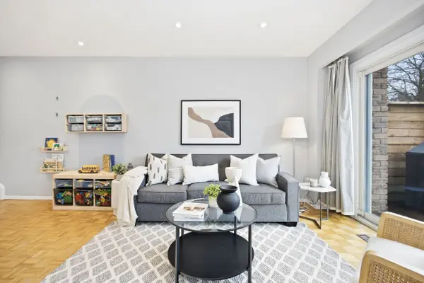 2807 St Clair AVE E, Toronto E03, ON M4B 1N3