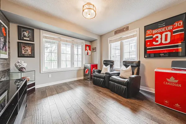 2220 Queensway DR #4, Burlington, ON L7R 0E7