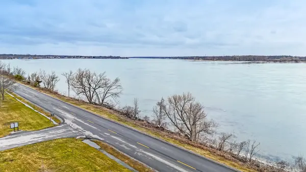 1927 Niagara Pkwy, Fort Erie, ON L2A 5M4