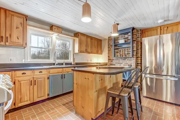 1927 Niagara Pkwy, Fort Erie, ON L2A 5M4