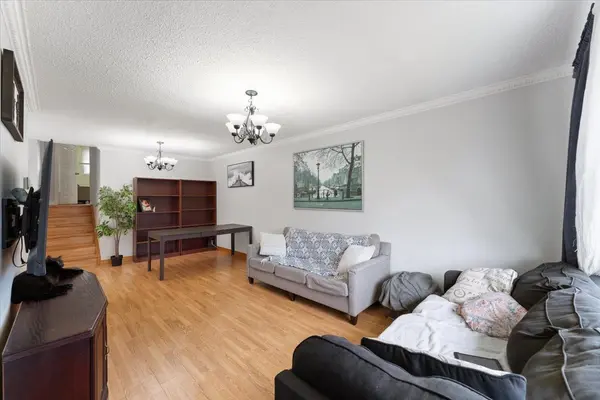 57 Elora DR, Hamilton, ON L9C 6T4