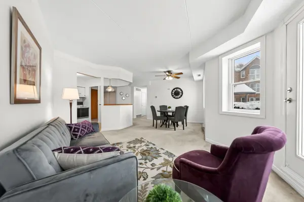 208 Silvercreek Pkwy N #103, Guelph, ON N1H 8H2