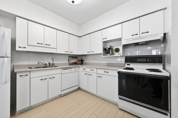 208 Silvercreek Pkwy N #103, Guelph, ON N1H 8H2