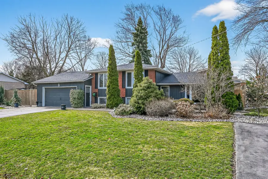 8 BENDAMERE DR, Grimsby, ON L3M 2N3