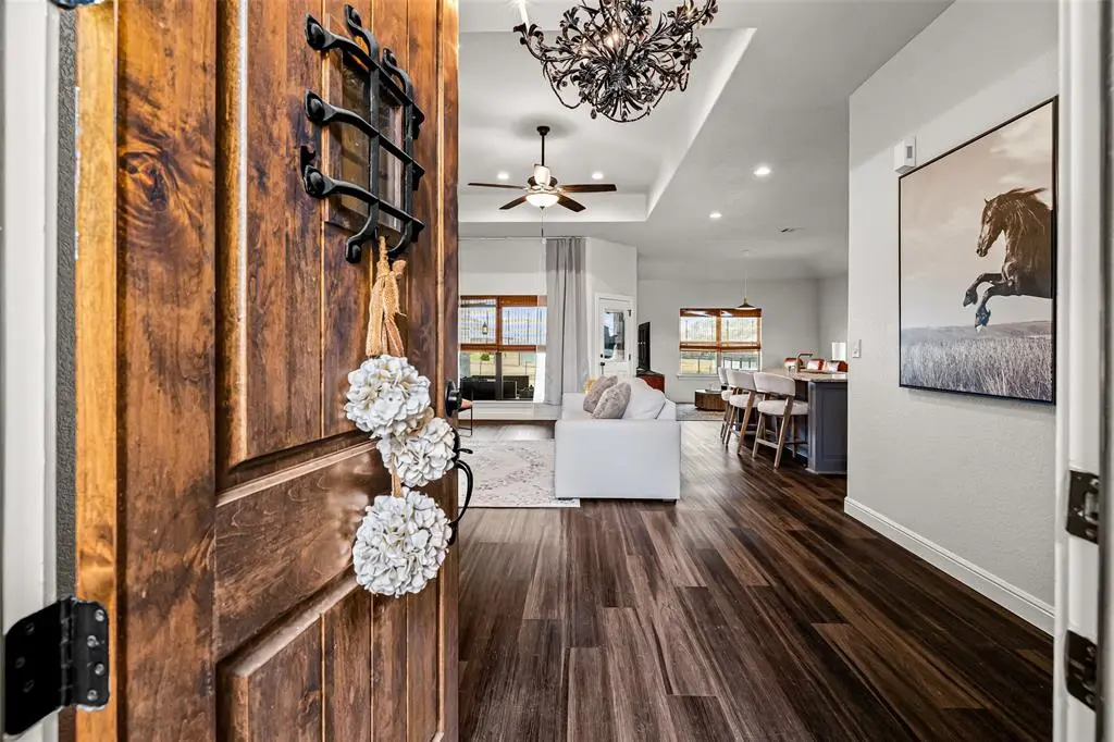 1306 E Apache Trail, Granbury, TX 76048