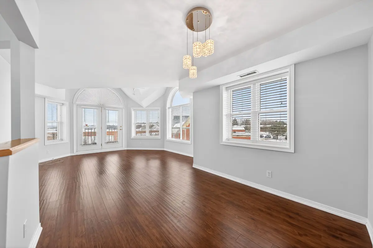 208 Silvercreek Pkwy N #306, Guelph, ON N1H 8H2