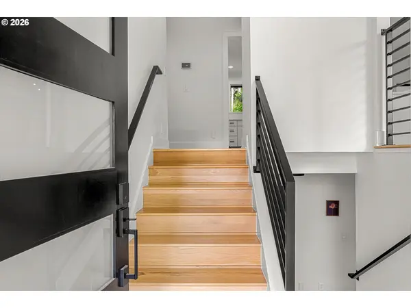 5619 SW WINDSOR CT, Portland, OR 97221