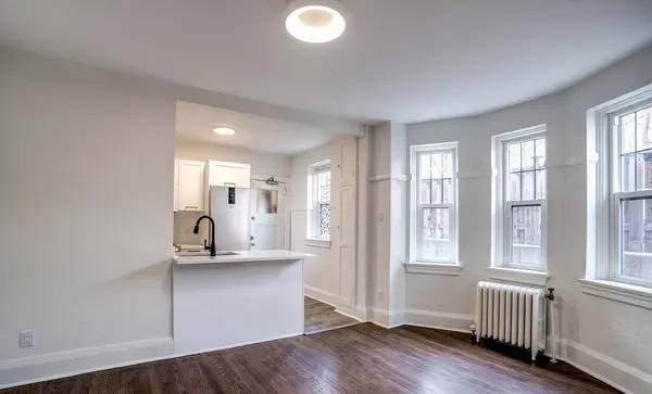 48 Lawton BLVD #2, Toronto C02, ON M4V 1Z5