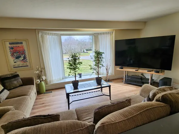 366 Meadow ST #Upper, Oshawa, ON L1L 1A4