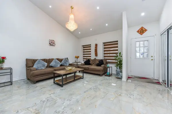 67 Massey ST, Brampton, ON L6S 3A3