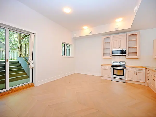 50B Woodlawn AVE, Mississauga, ON L5G 3K6